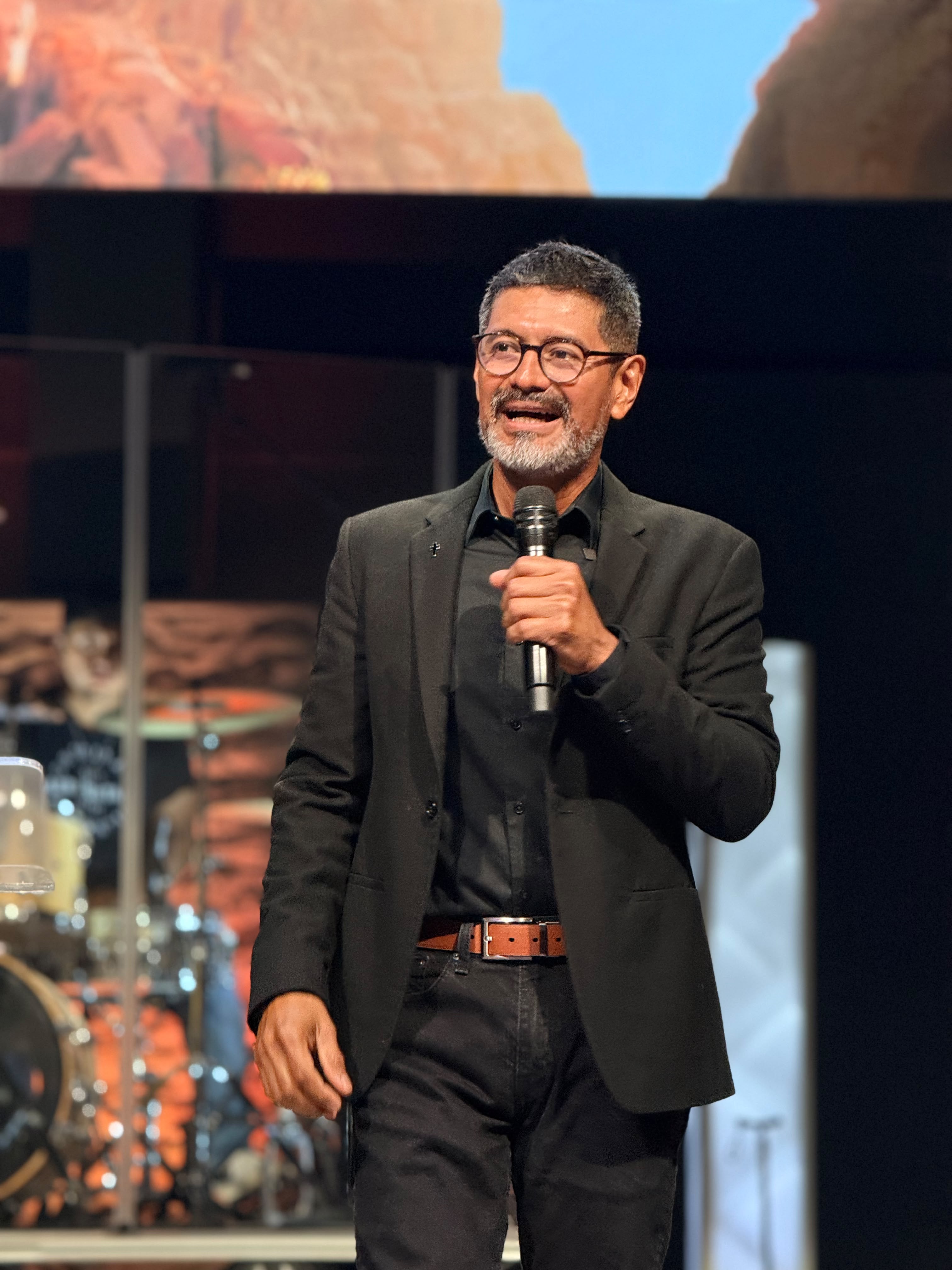 José Luis predicando / José Luis preaching