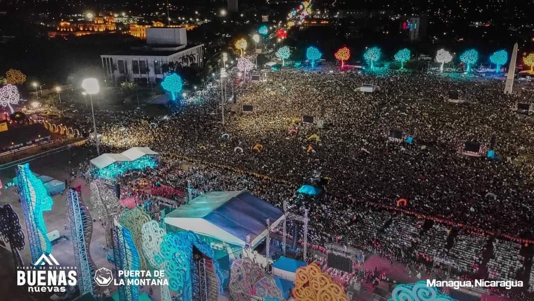 Vista aérea de la multitud y el escenario durante una cruzada evangelística en Managua, Nicaragua